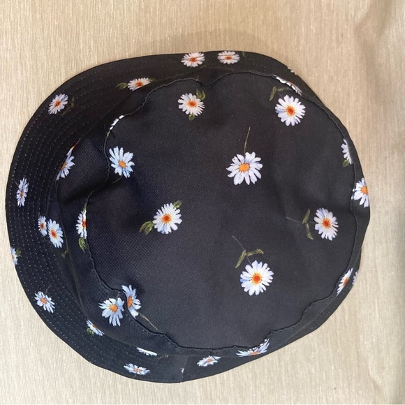 ALICE + OLIVIA Daisy Design Reversible Bucket Hat - Picture 6 of 9